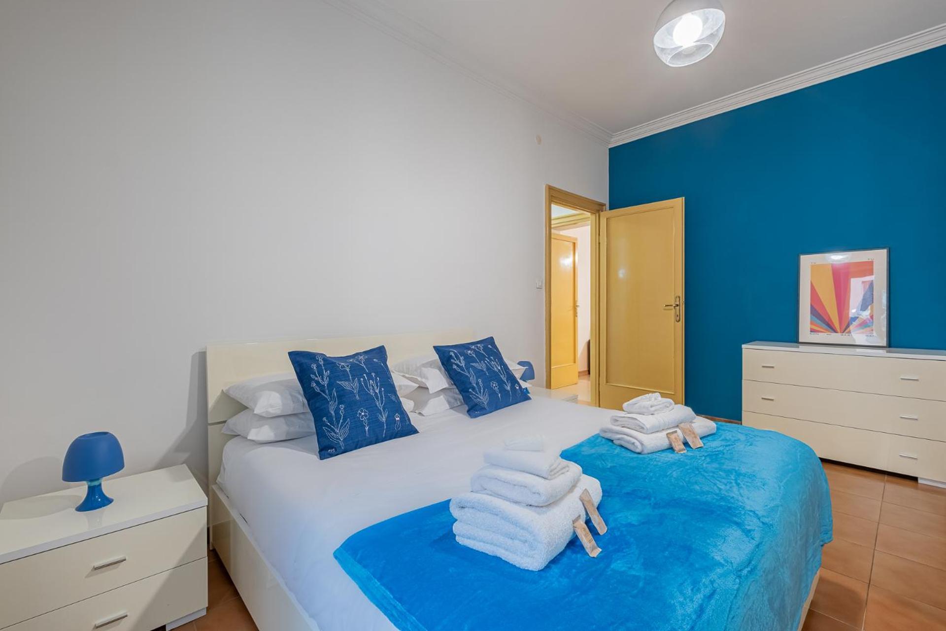 Orange Blue House 1bedr Metro Re Di Rom